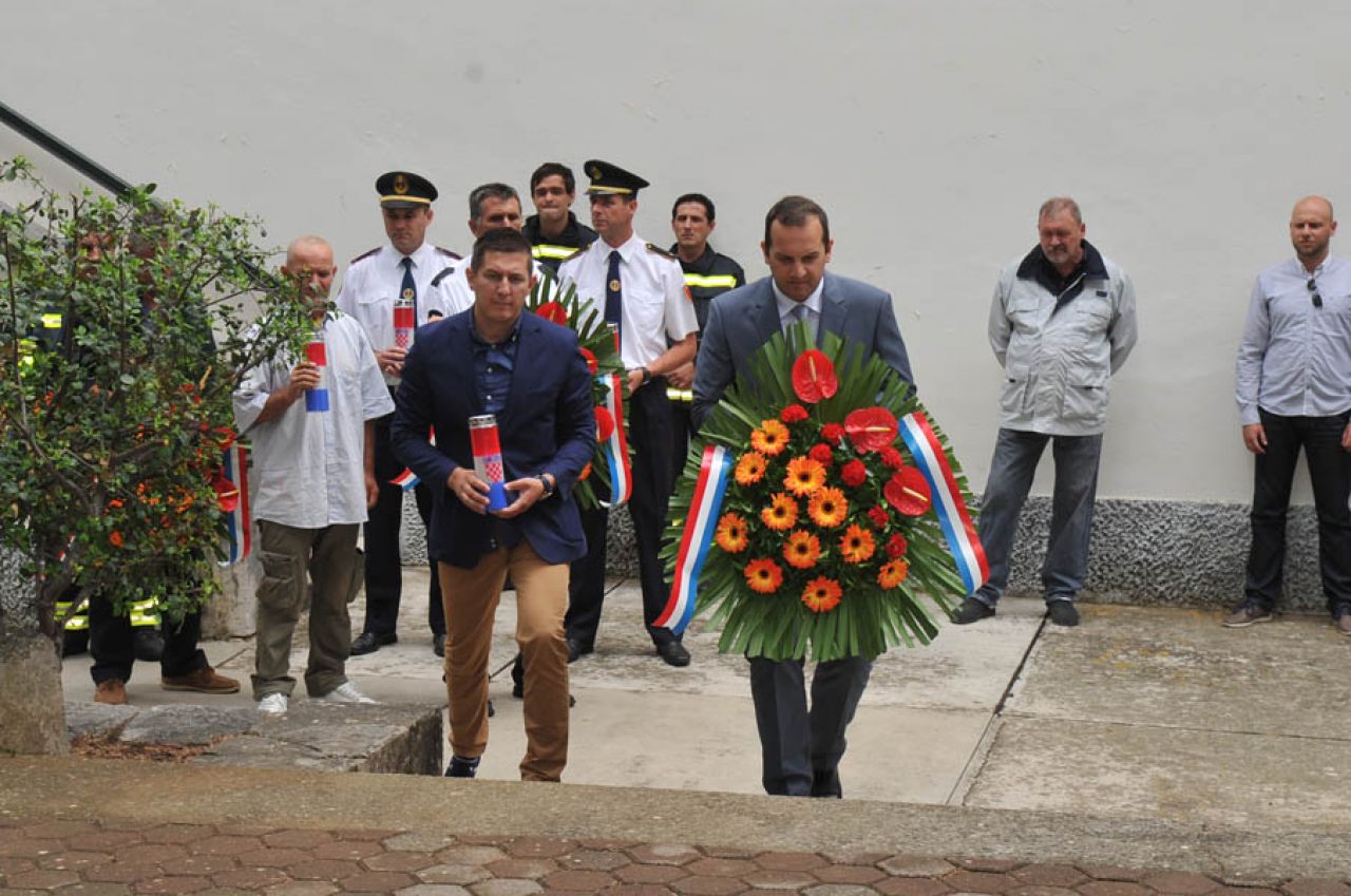 Dan državnosti - polaganje vijenaca na središnji križ na groblju Sv. Duha u Tisnome 