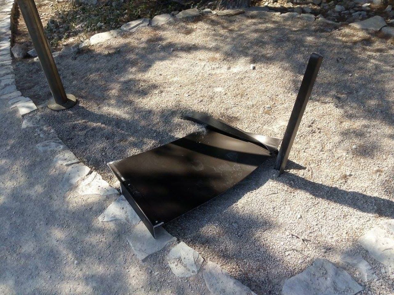 Vandali uništili dio novootvorene šetnice Tisno - Jezera