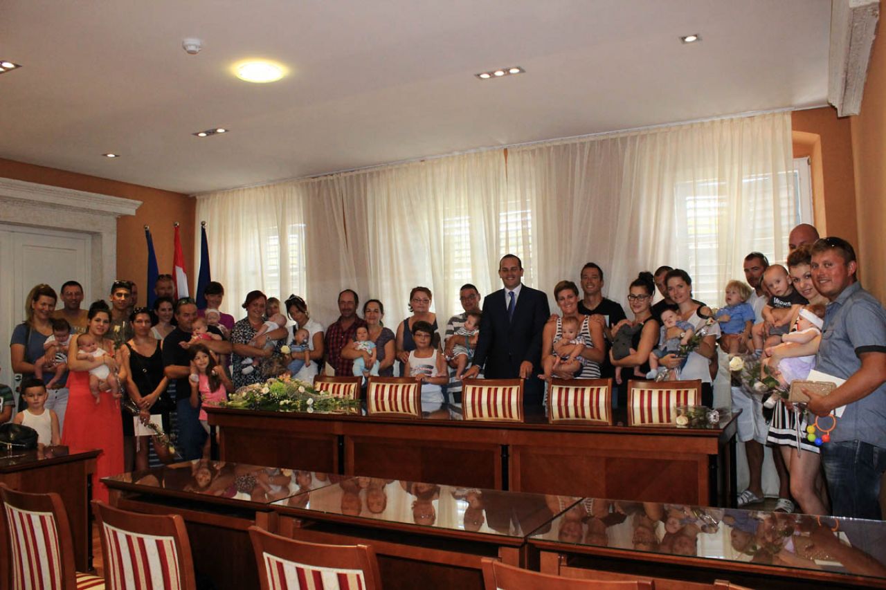 Dvadeset mladih parova na primanju u Općini Tisno 