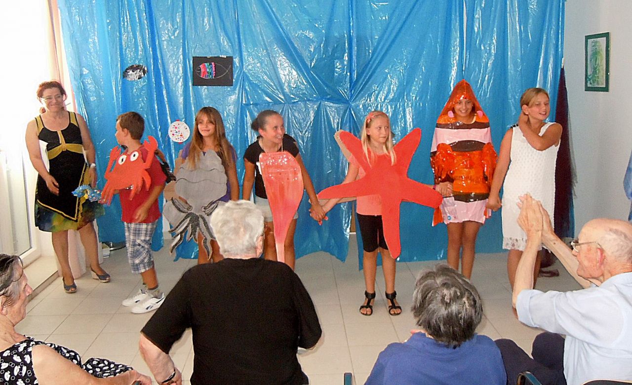 Predstava skupine "Žvelta" za korisnike Doma za starije u Tisnome