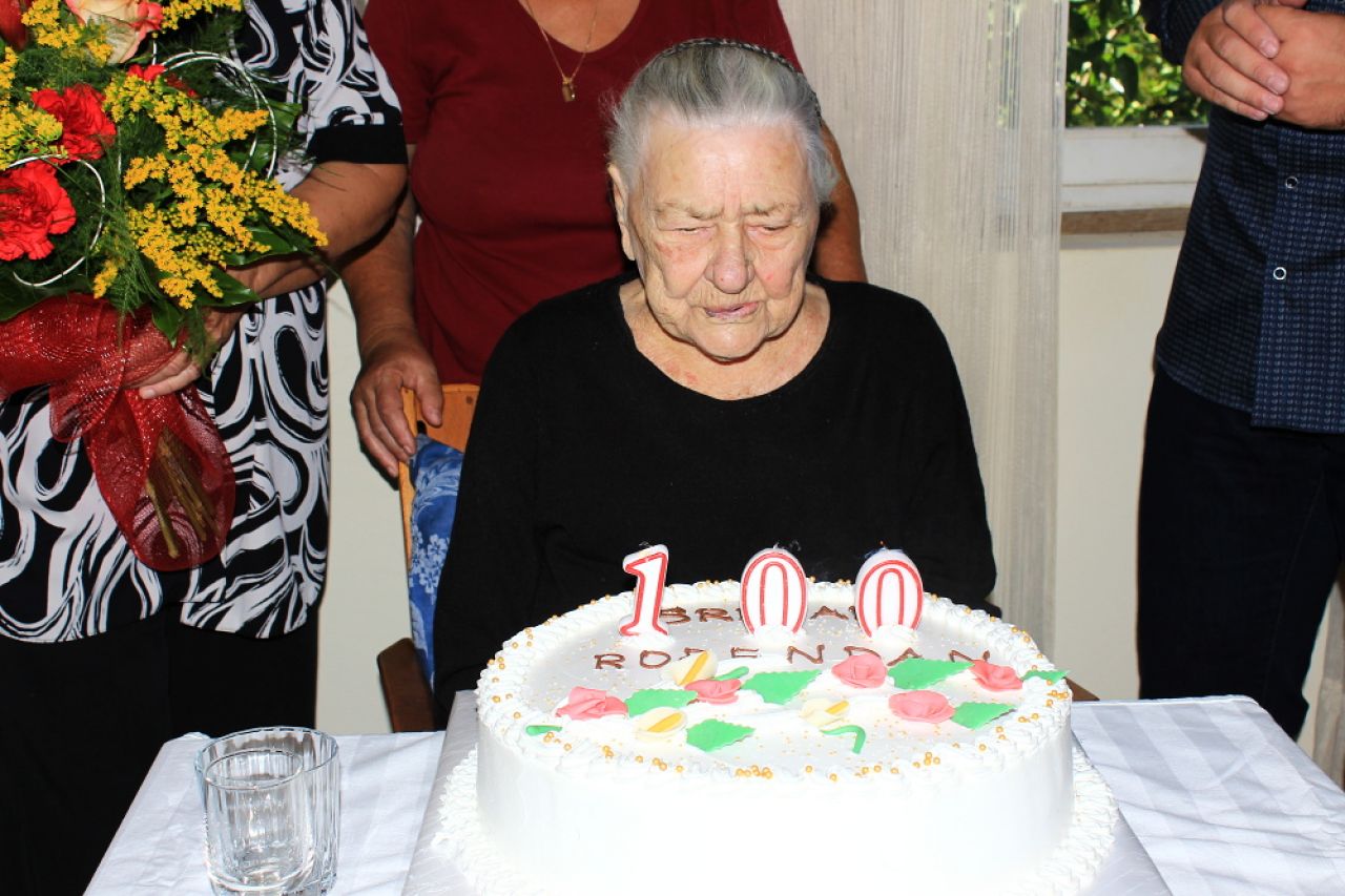 Najstarija otočanka Ljubica Lapov iz Jezera proslavila 100-ti rođendan