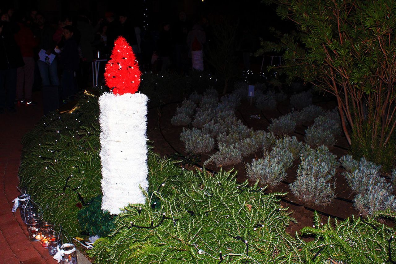 Održana adventska radionica Lanac prijateljstva i upaljena prva adventska svijeća u Tisnome   