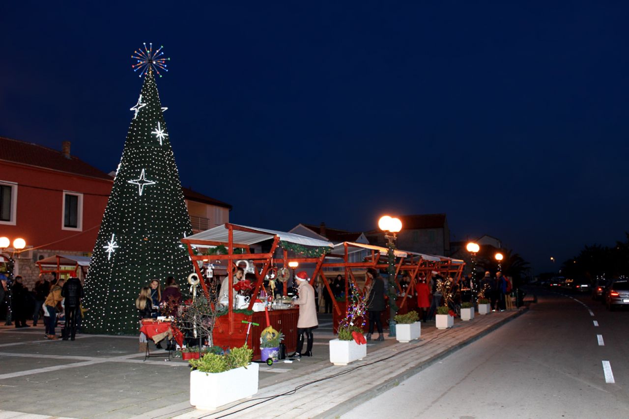 Započeo dvodnevni Mali božićni sajam u Jezerima 