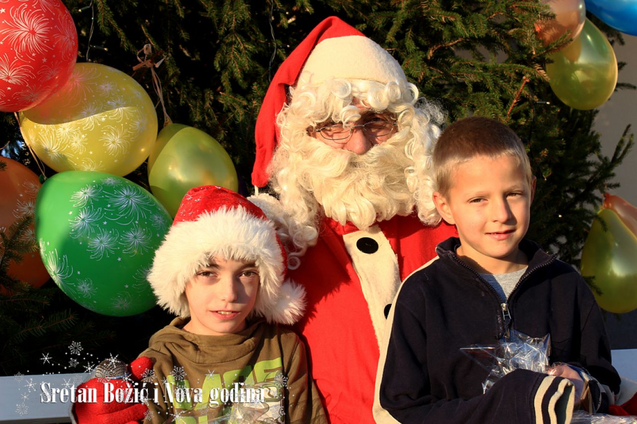 Djed Mraz podijelio darove najmlađima u Dubravi kod Tisna 