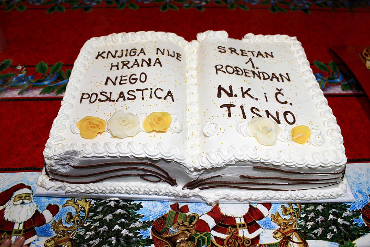 Narodna knjižnica i čitaonica Tisno proslavila 1. rođendan uz predstavu Božićna želja 