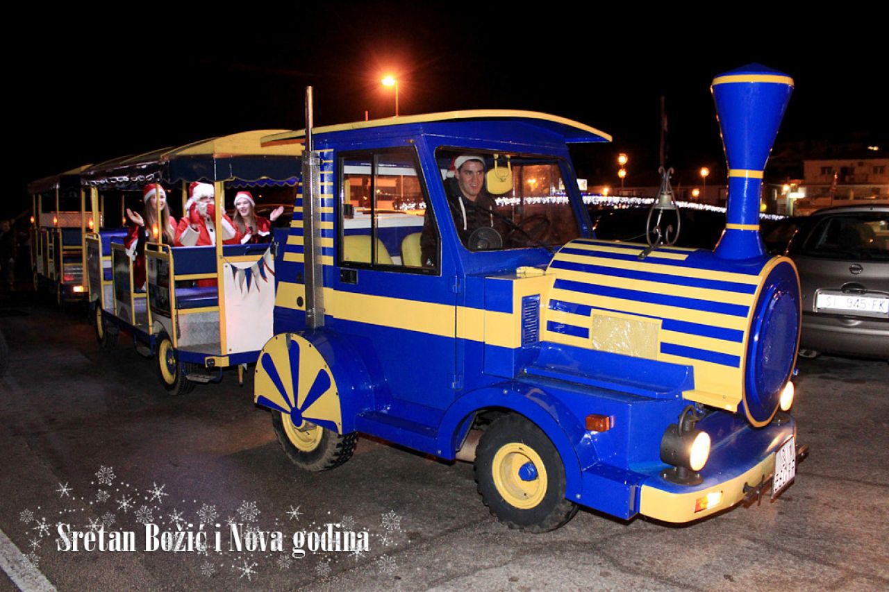 Djed Mraz u Tisnome darovima razveselio najmlađe 