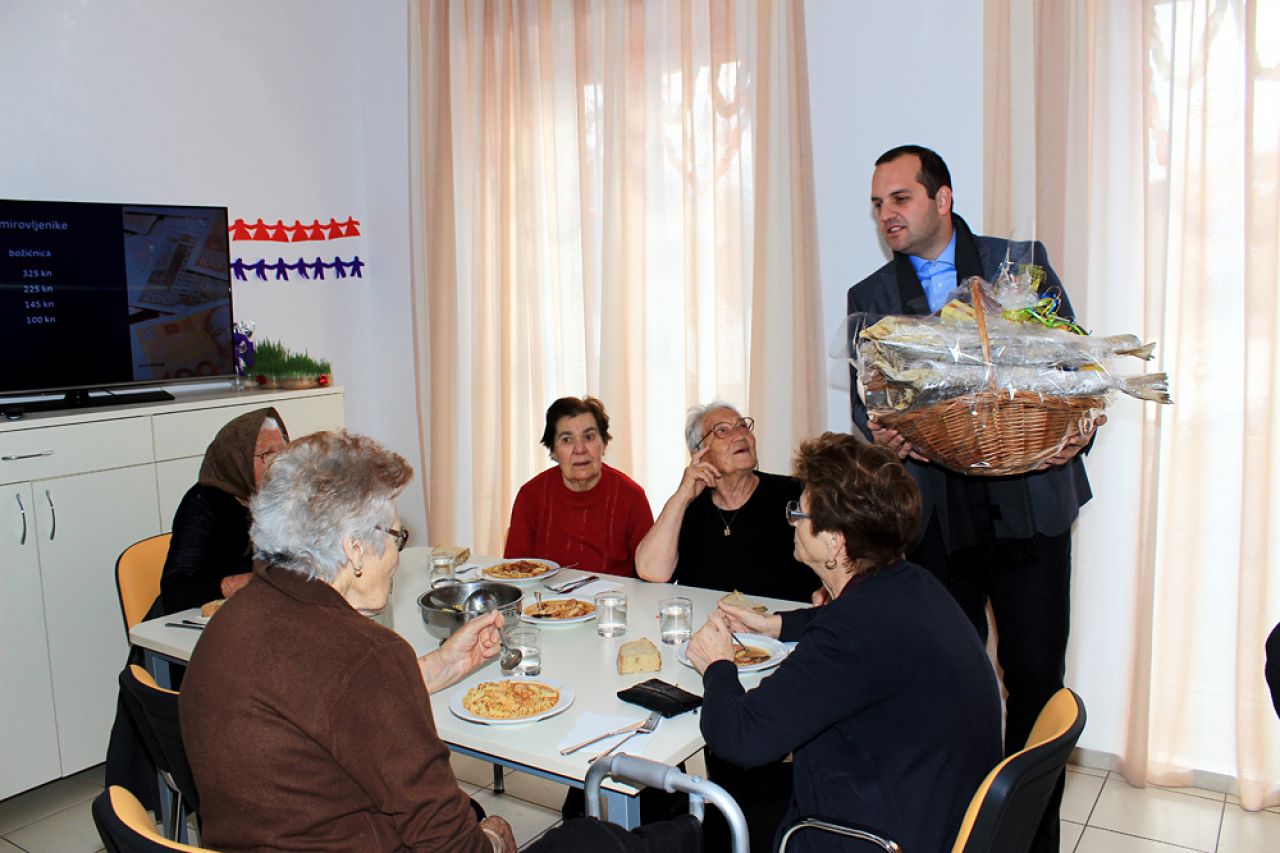 Načelnik Klarin u božićnom posjetu Domu za starije osobe u Tisnome 