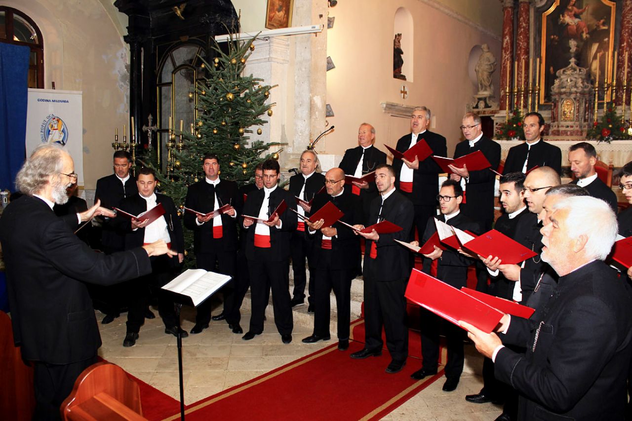 Božićni koncert Gradskog zbora Brodosplit u crkvi Sv. Frane u Betini  