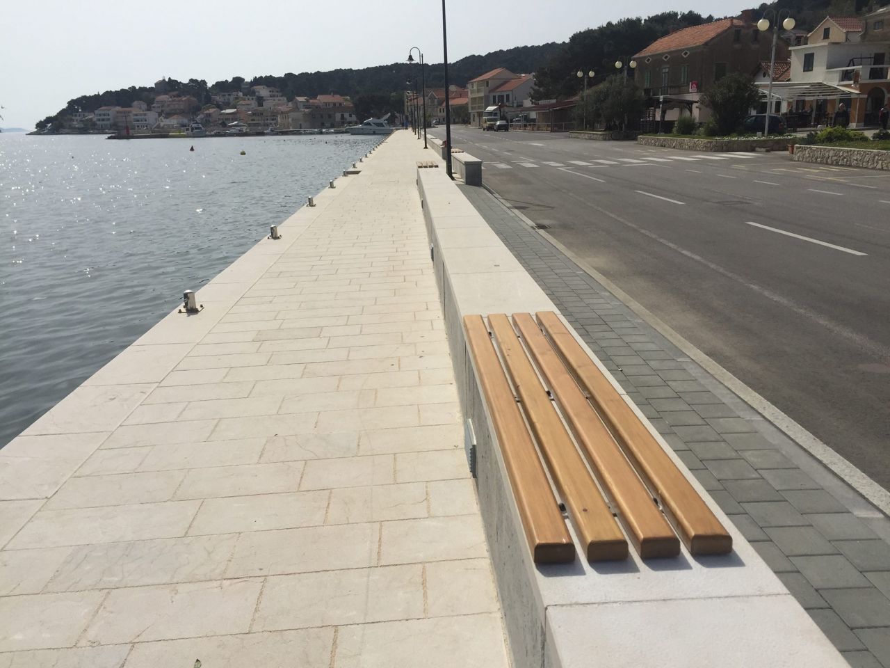 Postavljene klupe duž Obale Sv. Martina u Tisnome  