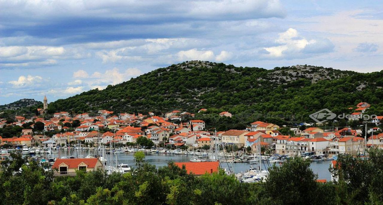 Općina Tisno podnijela upravnu tužbu radi poništenja rješenja za utvrđivanje granica pomorskog dobra u Starom portu u Jezerima 