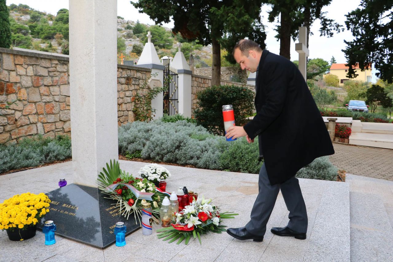 Načelnik Klarin položio cvijeće za branitelje i žrtve Vukovara i Š kabrnje 