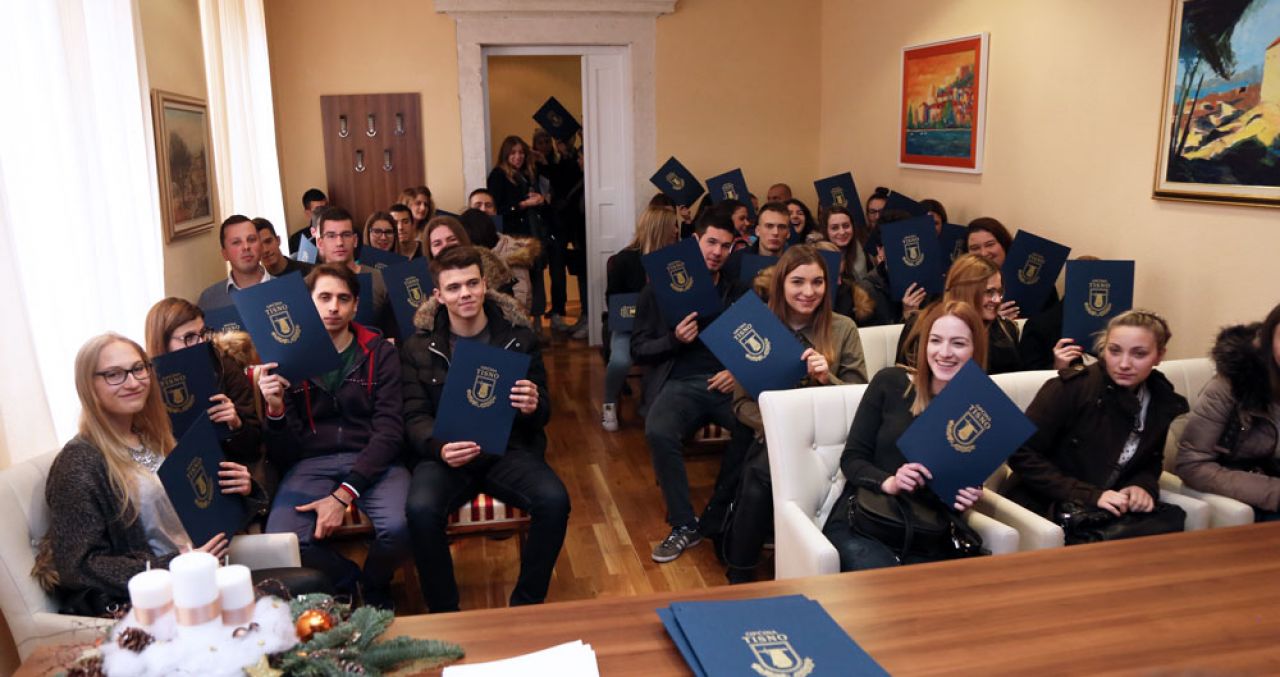 Potpisano 70 novih ugovora o stipendiranju za akademsku godinu 2016/2017  