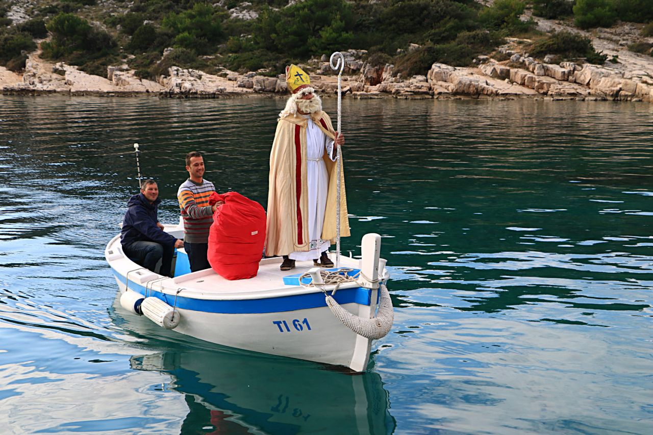 Sveti Nikola stigao brodom u jezersku uvalu Murtar