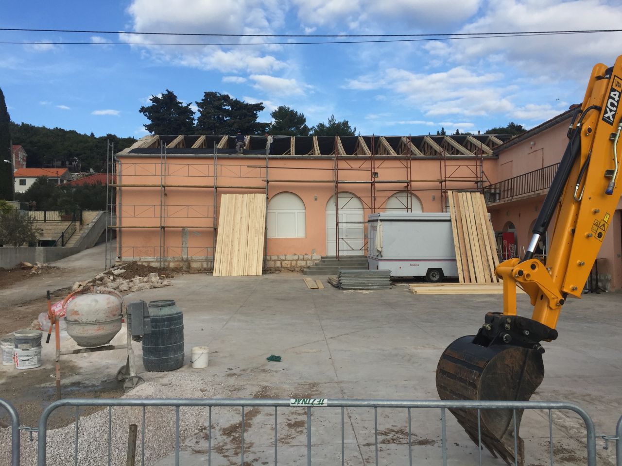 Započeli radovi na uređenju bivše kino sale u Tisnome 