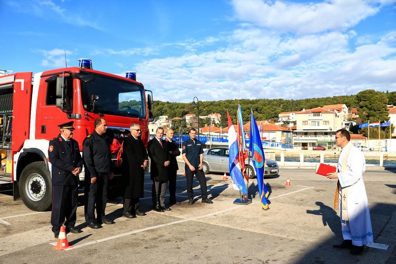 Održana primopredaja novog vatrogasnog vozila DVD-u Tisno  