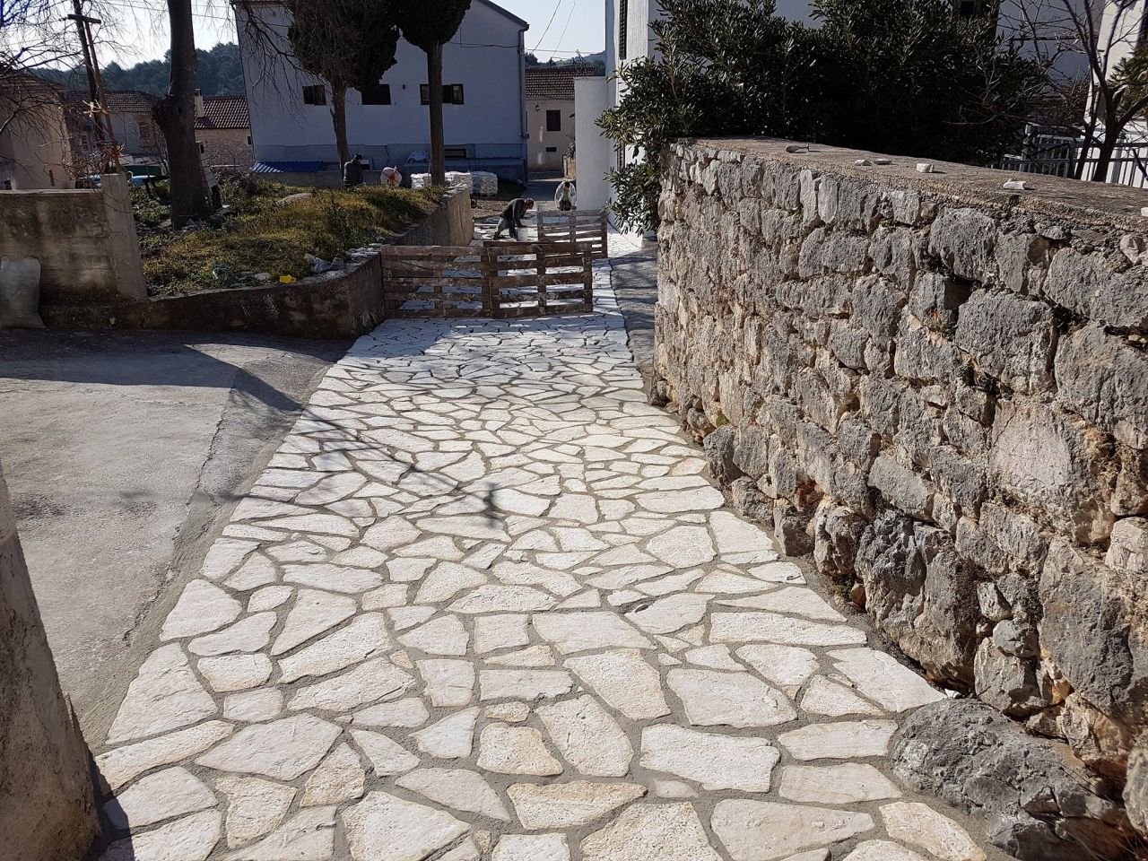 Započeli radovi na uređenju ulica u starom dijelu mjesta Jezera