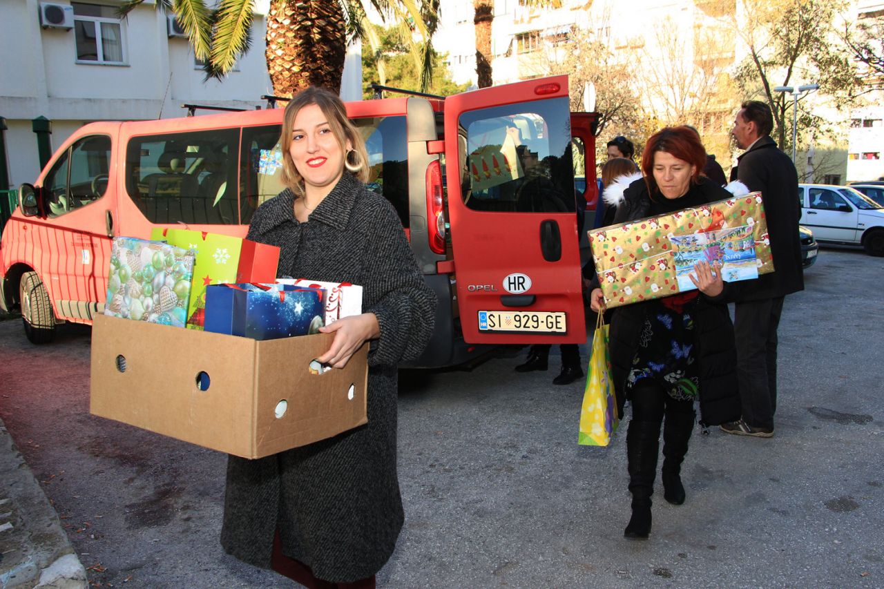 Humanitarna akcija U VRIJEME DARIVANJA DARUJMO - pokloni stigli na pravu adresu 