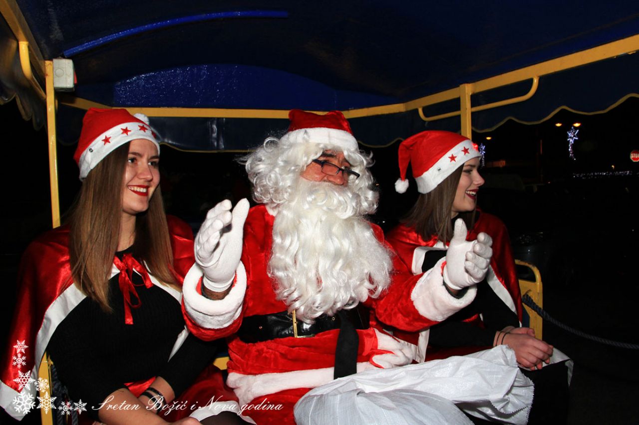 Vlak Djeda Božićnjaka završio svoju turneju u Tisnom 