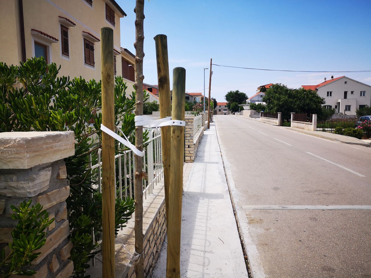 U Ulici Stjepana Radića u Betini saniran nogostup, javna rasvjeta i hortikultura 