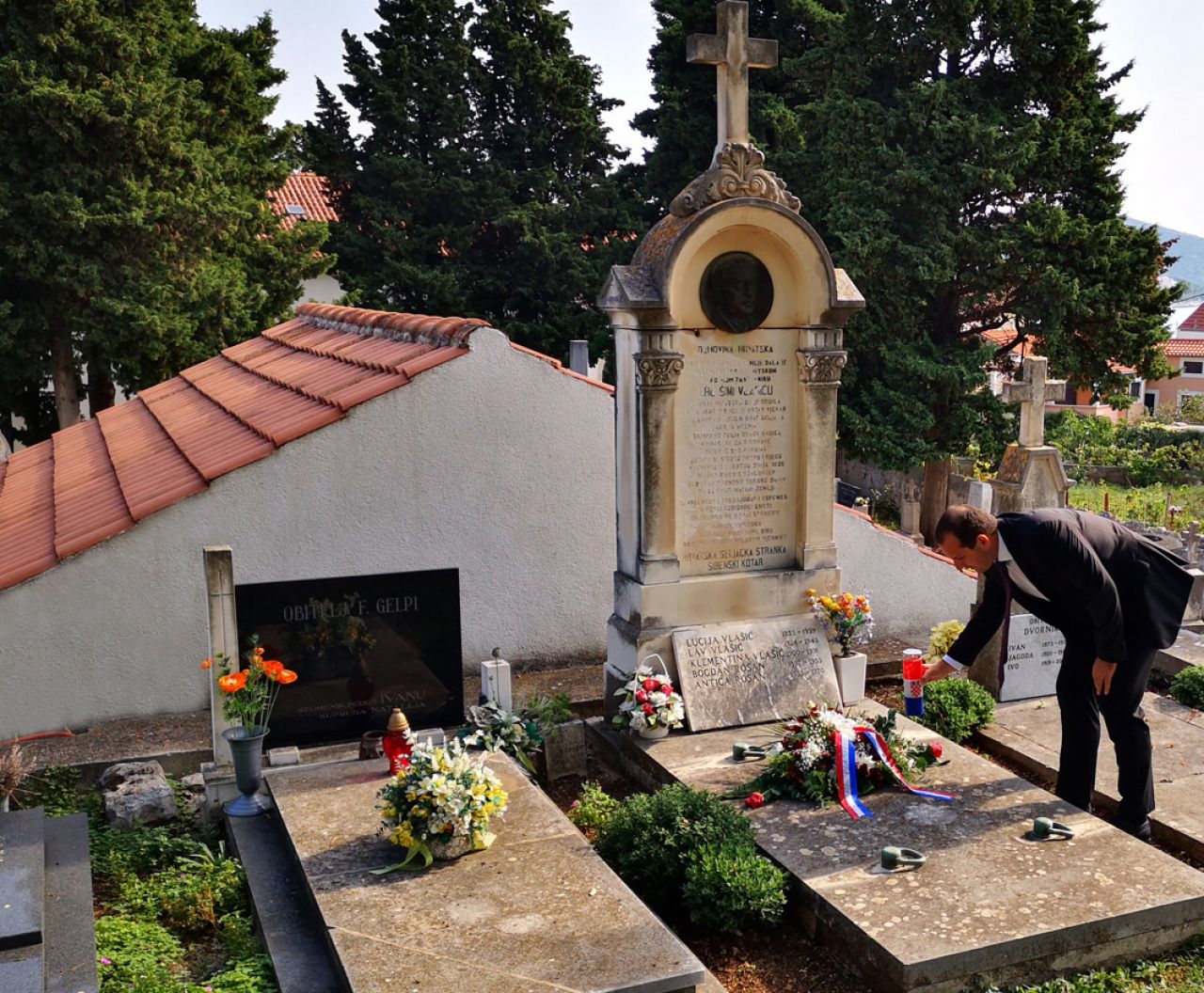 Načelnik Općine Tisno položio cvijeće na grob dr. Š ime Vlašića  