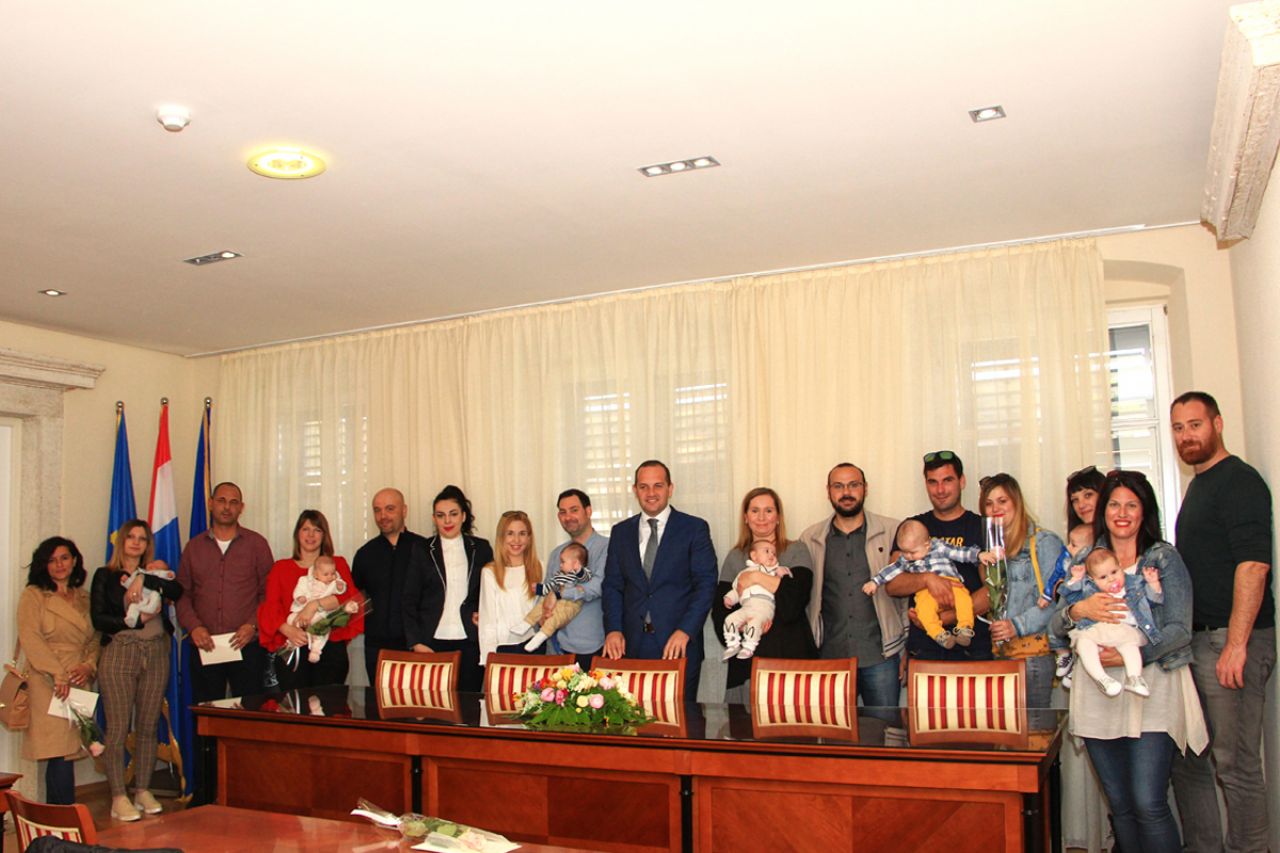 Dodijeljene potpore Općine Tisno za novovjenčane parove i novorođenu djecu 