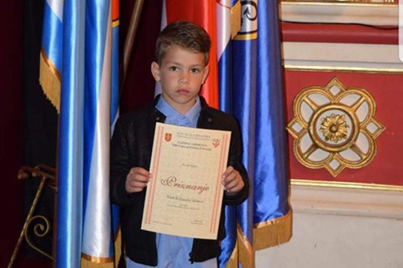 Priznanje članu karate škole Tisno 