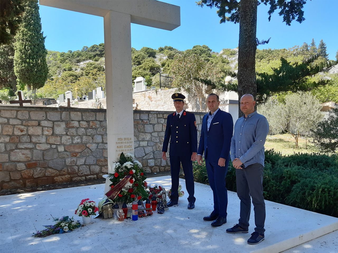 Povodom blagdana sv. Florijana položen vijenac na spomen križu stradalim vatrogascima 