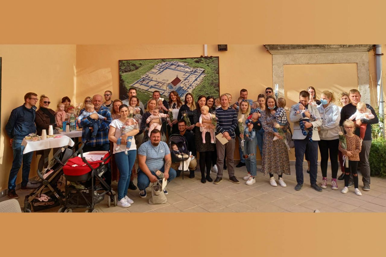 Dodijeljene potpore Općine Tisno za novovjenčane parove i novorođenu djecu 