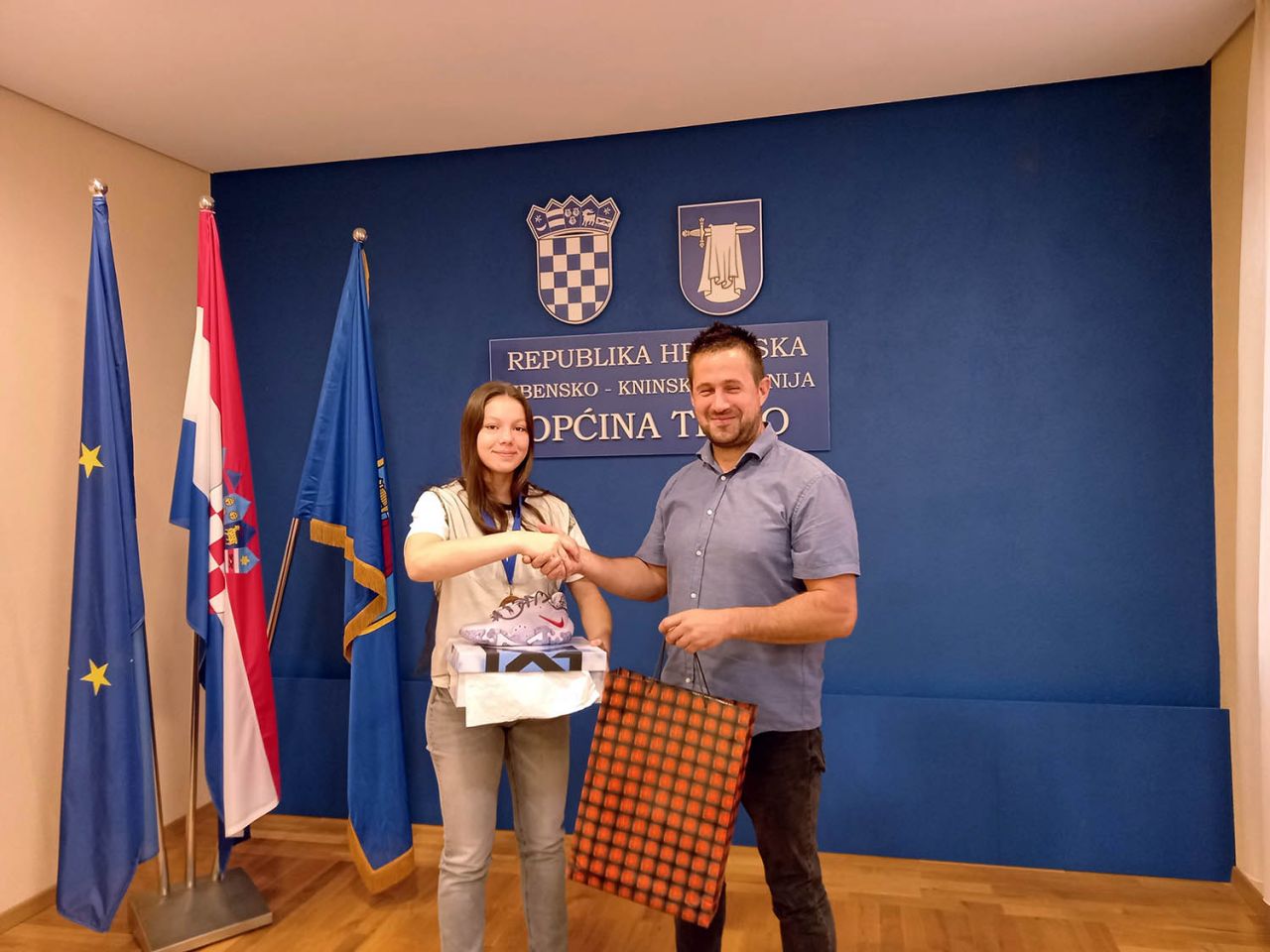 Brončana košarkašica Gina Nikola Pirjak na prijemu kod načelnika Općine Tisno 