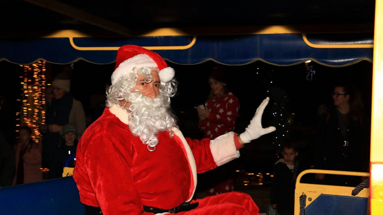 Djed Božićnjak razveselio djecu u Betini 