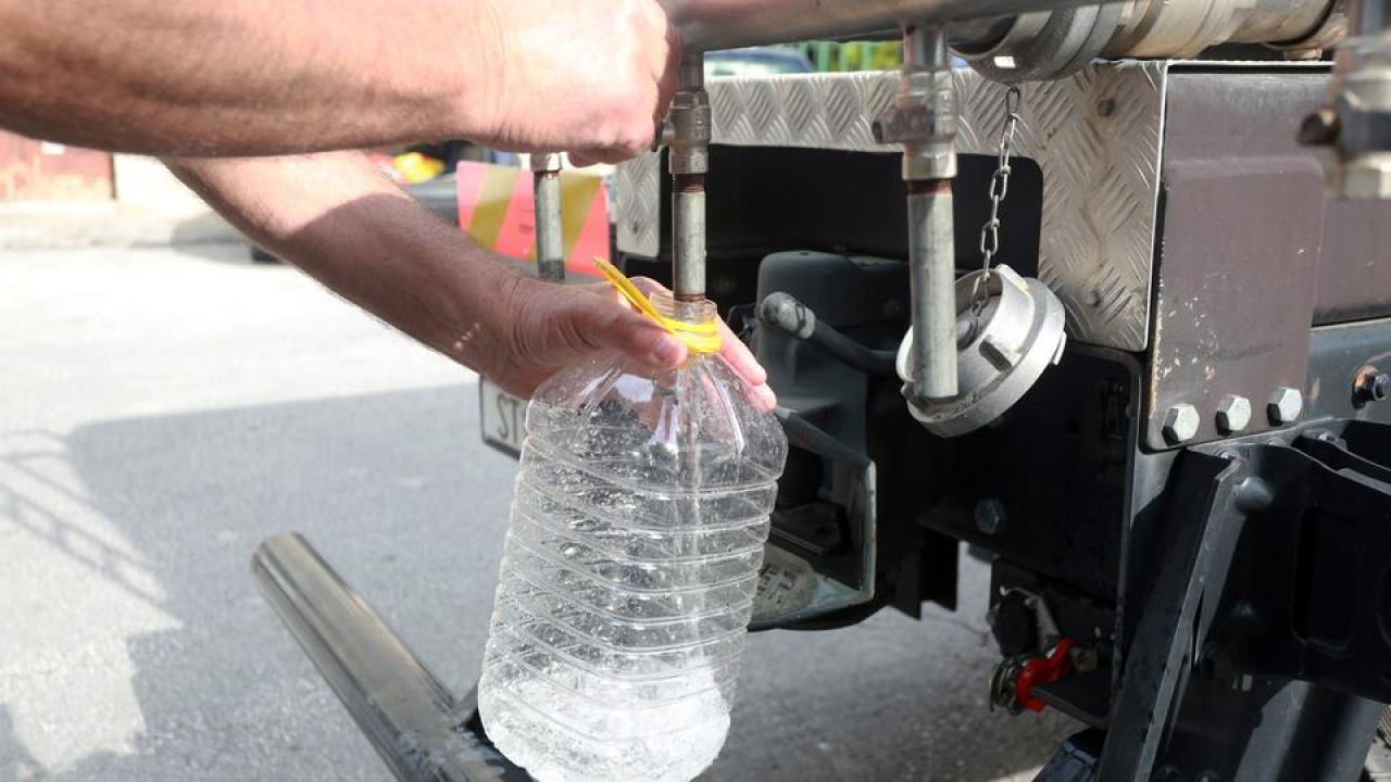 OBAVIJEST - Cisterna s pitkom vodom ispred Društvenog Doma Tisno (Kino sala) 