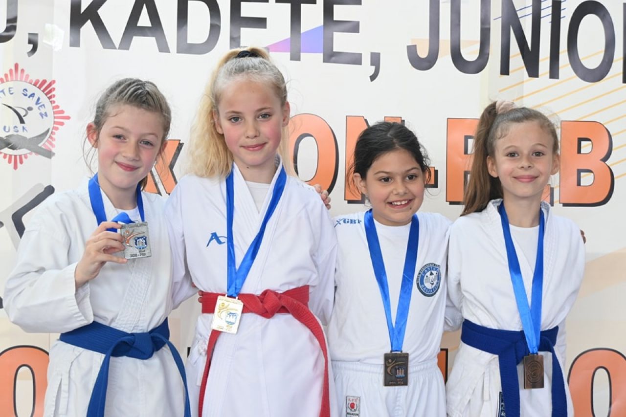 Četiri zlatne medalje za članove karate škole Tisno 
