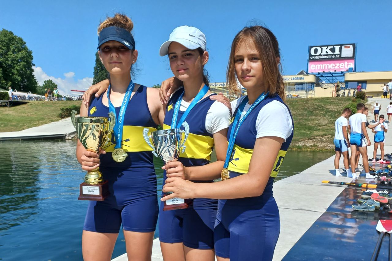 Dva zlata i bronca za Dupine 