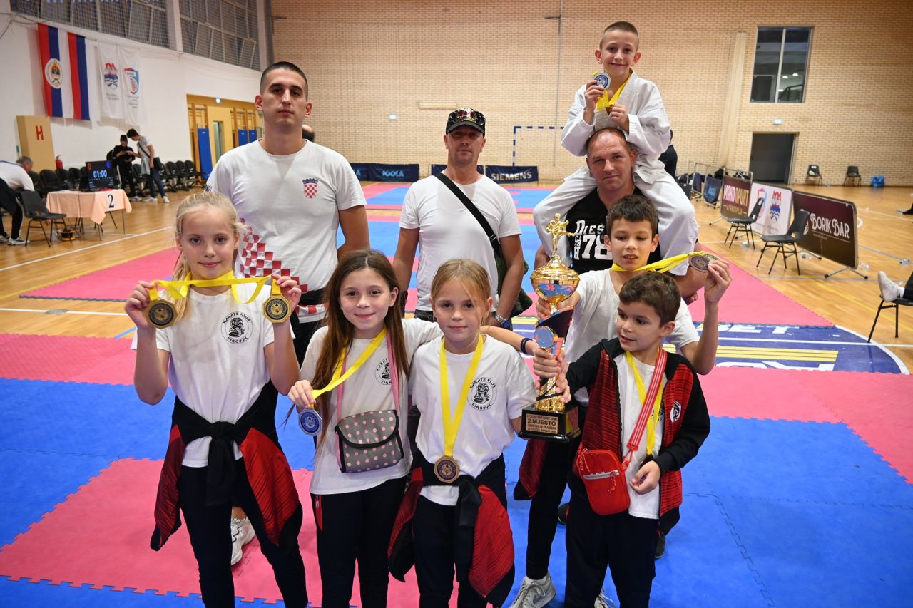 Š est medalja s Castra Open turnira 