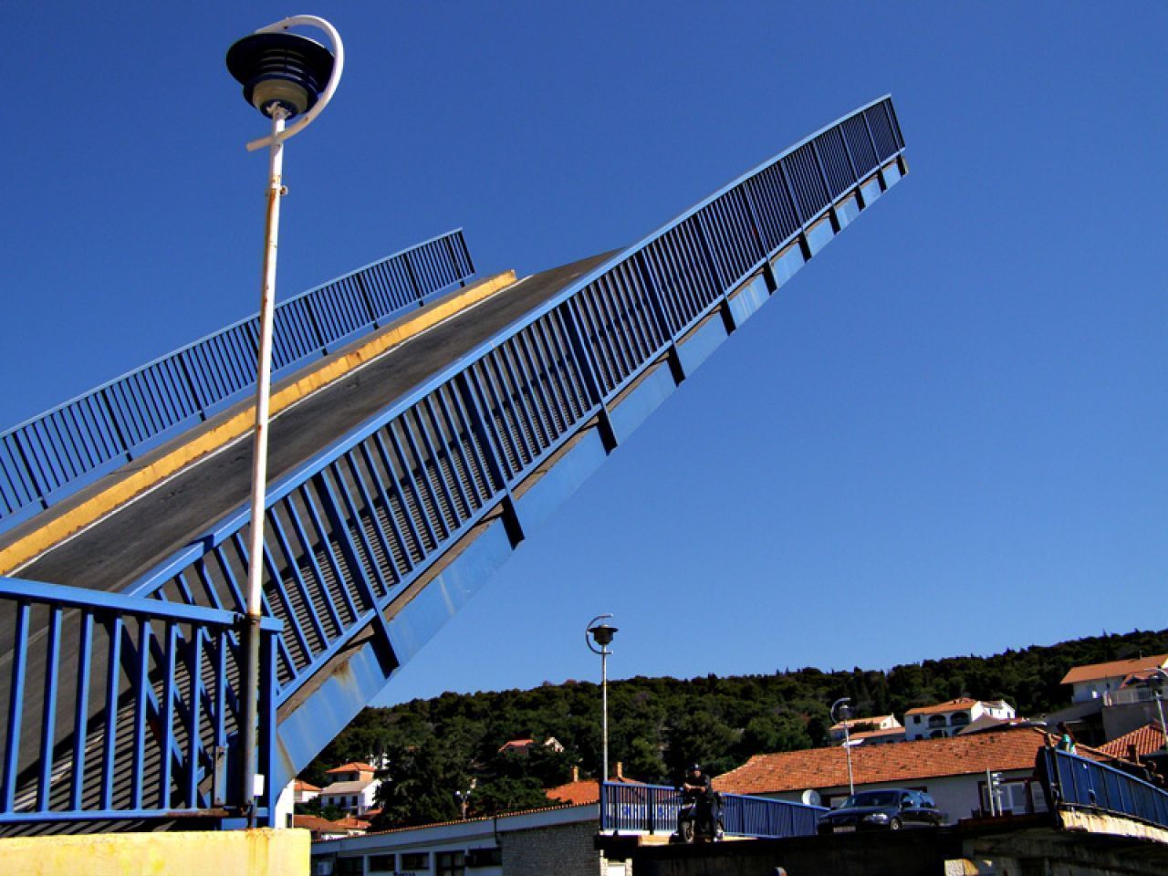 Satnica podizanja i spuštanja mosta u Tisnom od 1.6. do 15.9. 