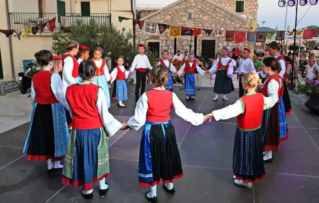 Betinska Zora još jednom oduševila na županijskoj smotri folklora u Vodicama